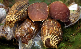 Les saucisses et les saucissons se dégustent à l'apéritif ou en début de repas.